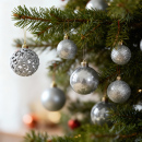 Set de ornamente pentru brad – 100 de globuri + vârf stea – argintiu