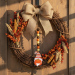 Decorațiune de toamnă – spiriduș cu dovleac – din lemn – agățat – 31 x 5 cm
